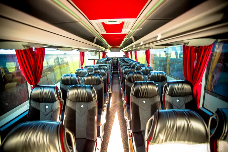 Innenraum eines Schreder Luxusbusses mit schwarzen Ledersitzen