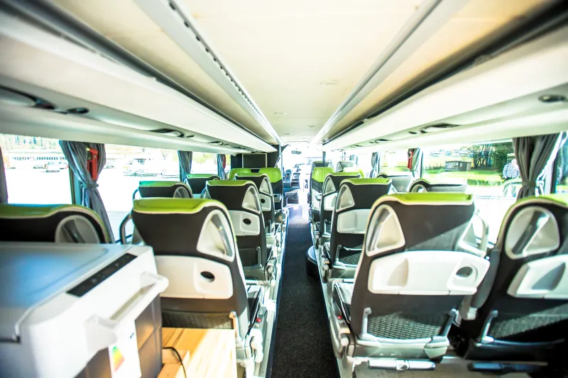 Innenraum eines Schreder Reisebusses mit komfortablen Sitzen
