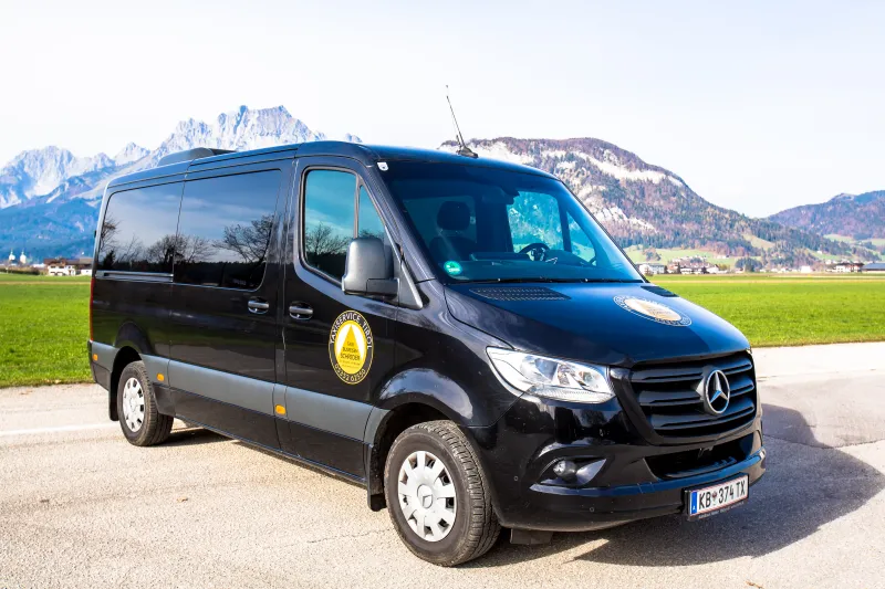 Schwarzer Mercedes Sprinter Kleinbus von Schreder – Frontansicht