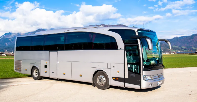 Mercedes Tourismo Reisebus von Schreder – Seitenansicht vor den Tiroler Bergen