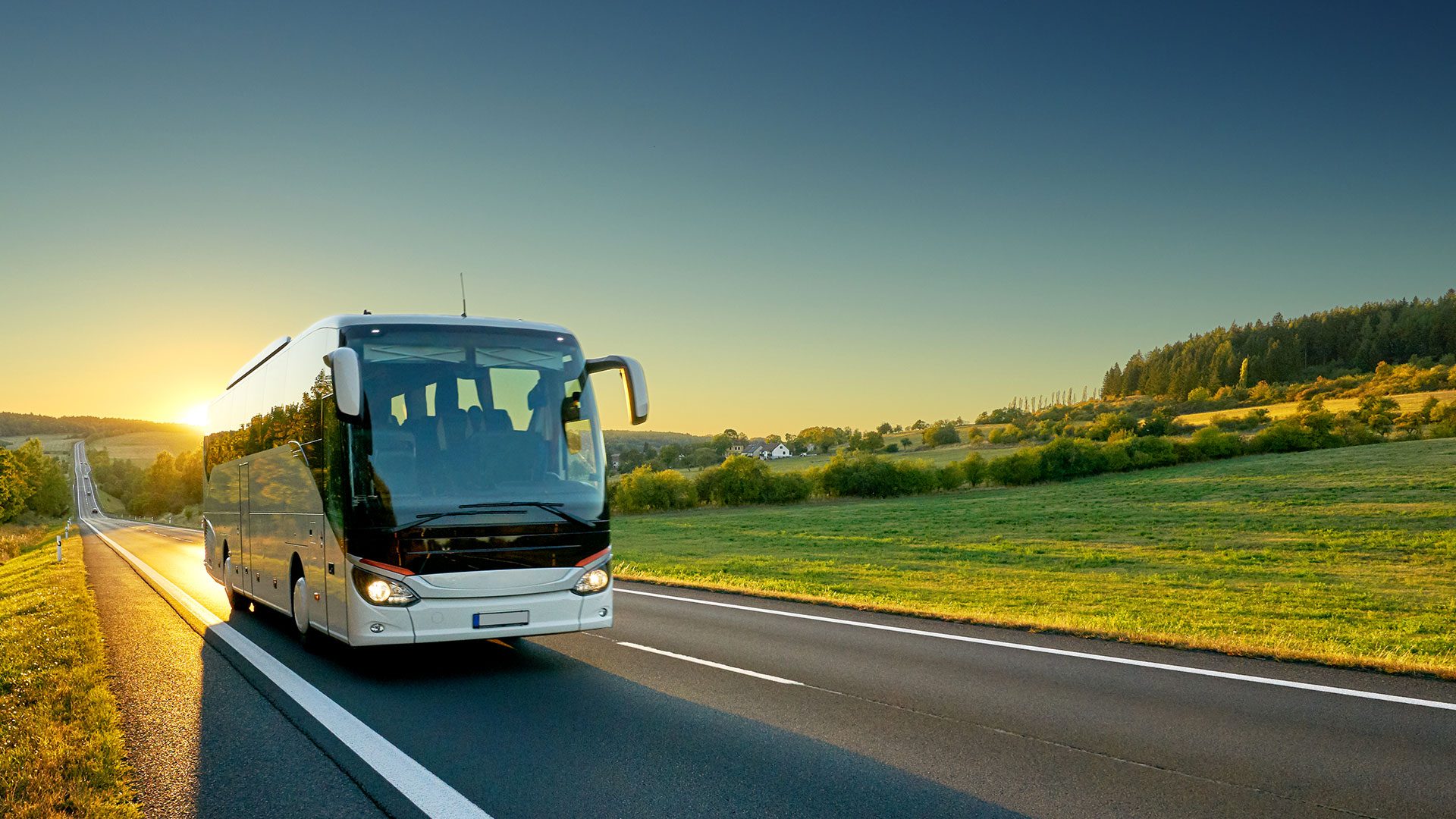 Moderner Reisebus von Schreder vor Tiroler Bergpanorama