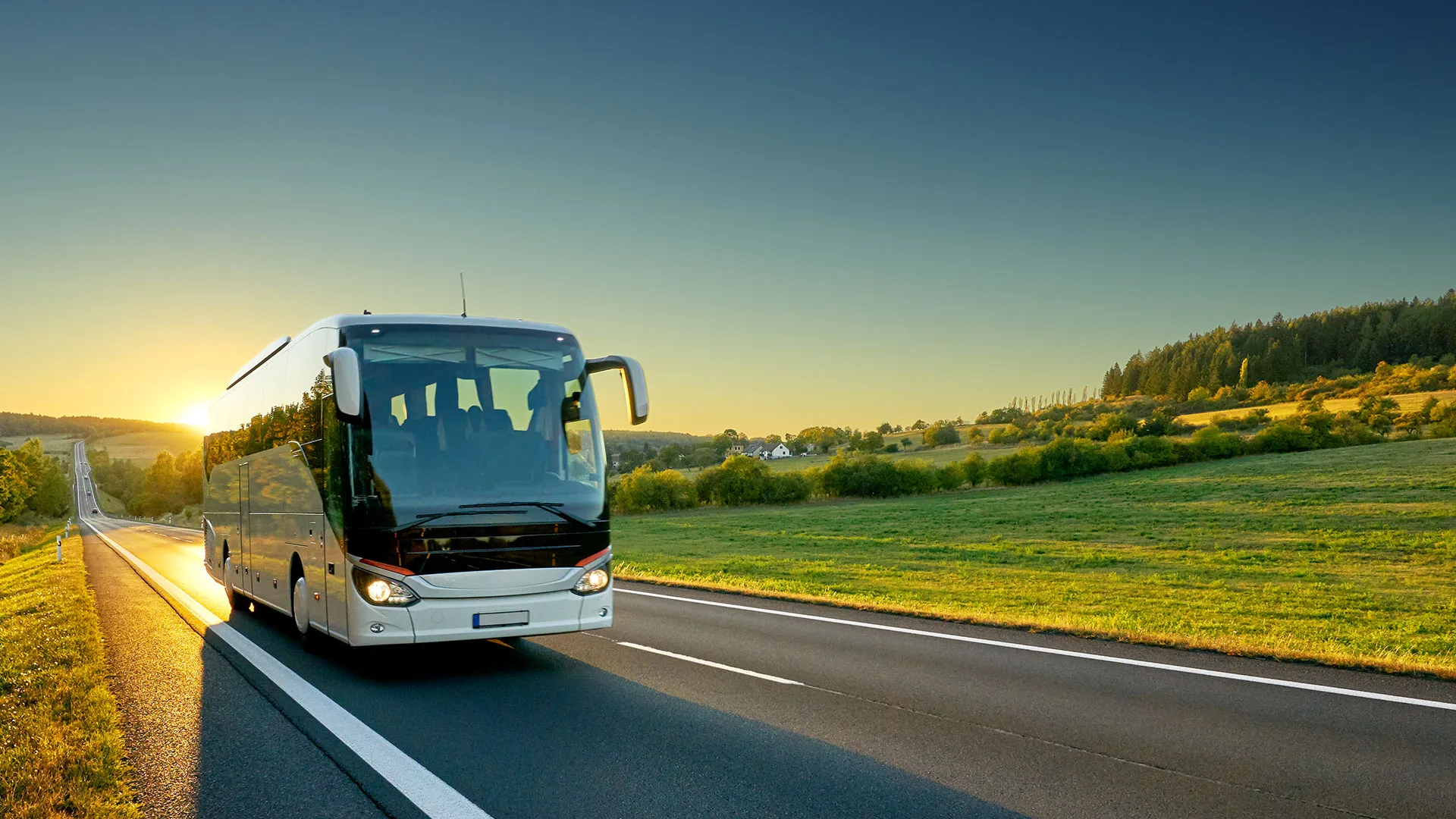 Moderner Reisebus von Schreder vor Tiroler Bergpanorama