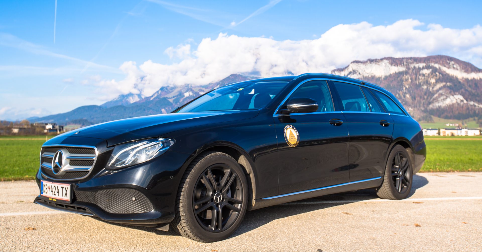 Mercedes E-Klasse Limousine von Taxi Schreder vor den Kitzbüheler Alpen